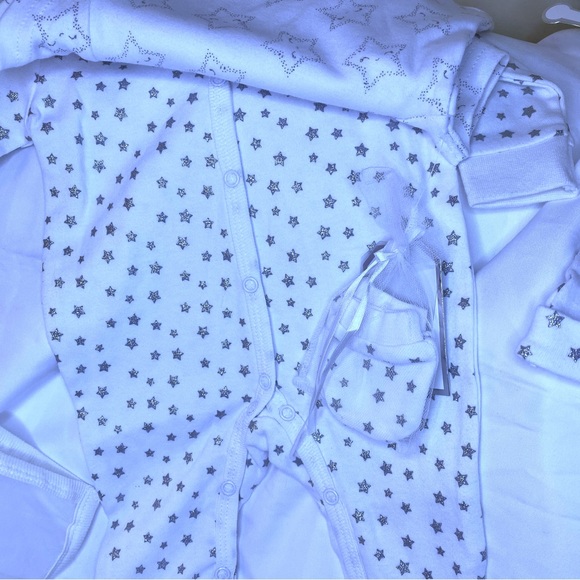 set that includes a footie, a bodysuit, a bib, a beanie and mittens - Picture 7 of 8